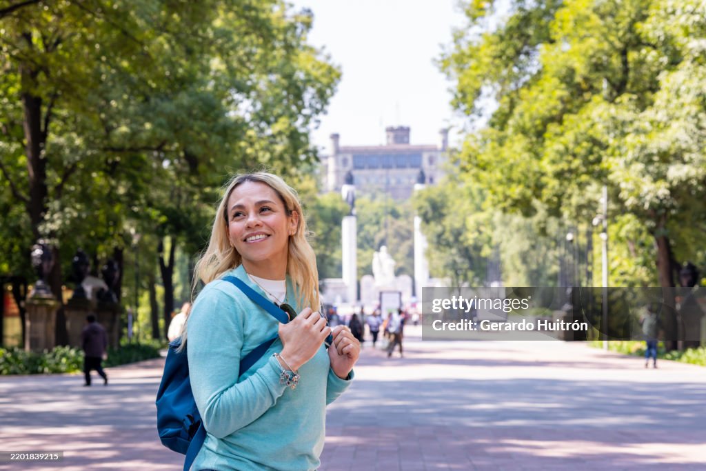 Mujer viajando por el Bosque de Chapultepec en la Ciudad de México