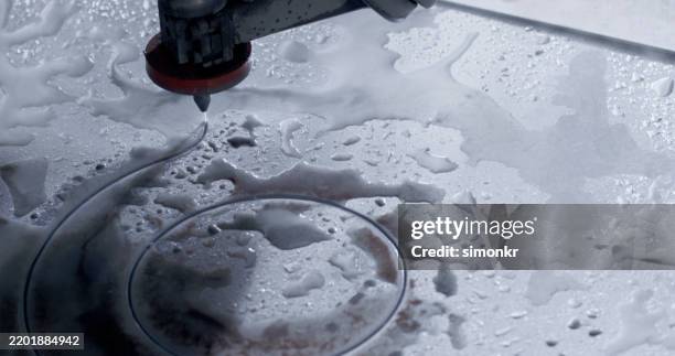 machine cnc de découpe à l’eau avec précision en action - intrication photos et images de collection