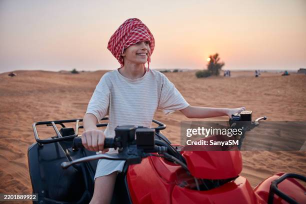 ready for off-road suv vehicle through sand dunes in the arabian desert - wildlife reserve stock pictures, royalty-free photos & images