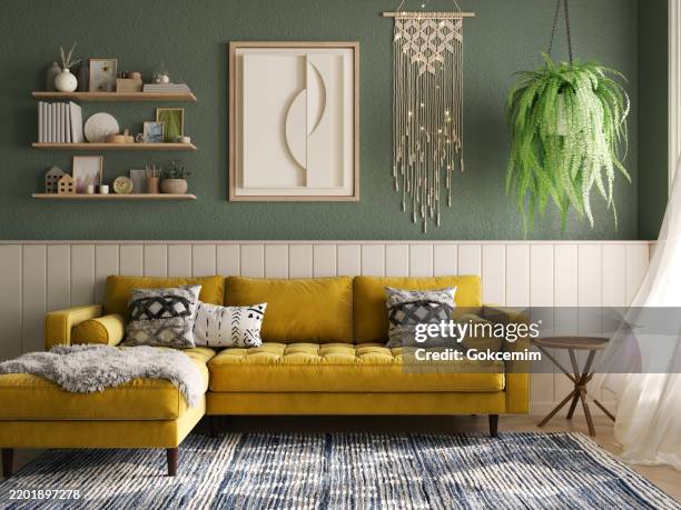 acogedor interior de sala de estar vintage con sofá amarillo, paneles de madera blanca y paredes verdes. - cojín fotografías e imágenes de stock