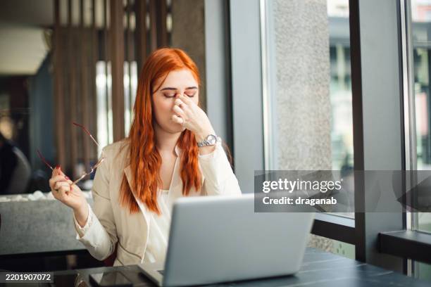 müde augen - trockene augen stock-fotos und bilder