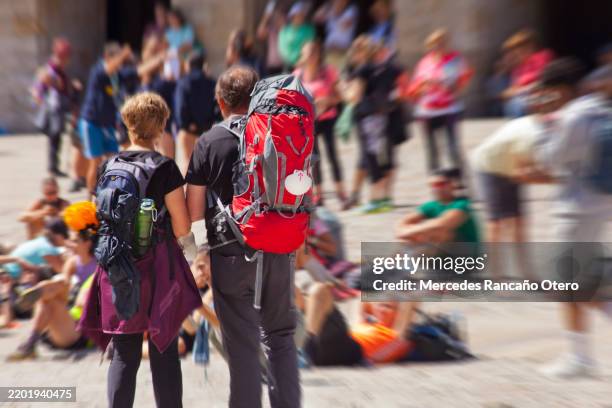 pilger auf dem stadtplatz von obradoiro, santiago de compostela. - jakobsweg stock-fotos und bilder