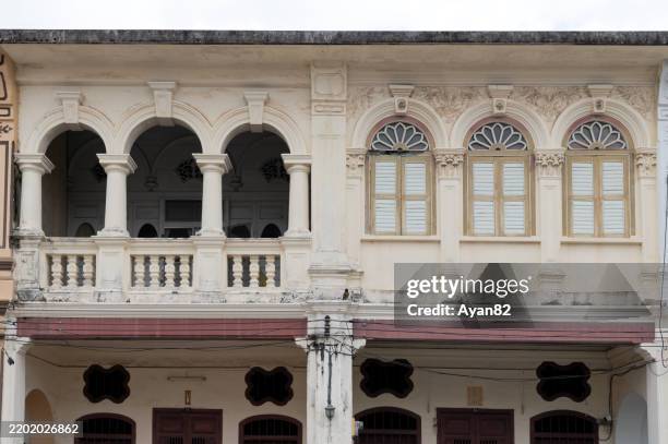 sino-portuguese shophouses along dibuk road, phuket town. - phuket photos et images de collection