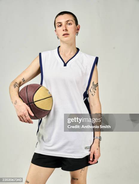 jouer au ballon dans le studio jeune femme - basket ball féminin photos et images de collection