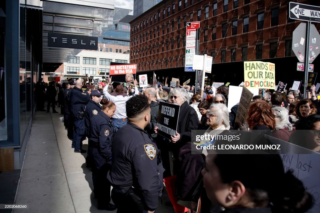 US-ECONOMY-POLITICS-PROTEST-TESLA-DOGE