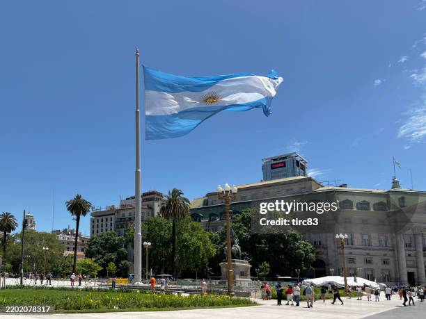 grand drapeau flottant dans le centre-ville de buenos aires - drapeau argentin photos et images de collection