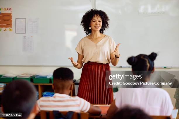 elementary school teacher at front of class talking to children, gesturing - criança de escola primária imagens e fotografias de stock