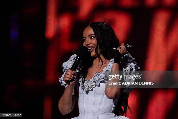 Jade Rutter Singer 10,645 Pop Singer Stage Stock Photos, High-Res Pictures, and Images ...
