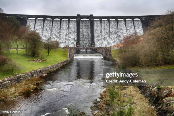 staudämme des elan valley in wales - stausee stock-fotos und bilder
