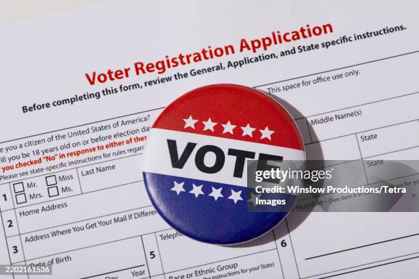 voter registration application with vote button - wahlregistrierungskarte stock-fotos und bilder