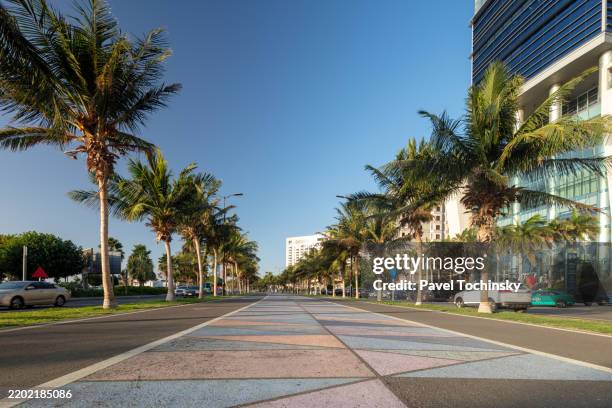 jeddah corniche pedestrian walkway - corniche stock-fotos und bilder