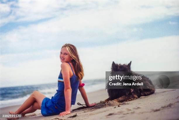 vintage teen 1990s fashion style, y2k hair hairstyle, vintage family vacation dog on beach - 1990 1999 stock pictures, royalty-free photos & images