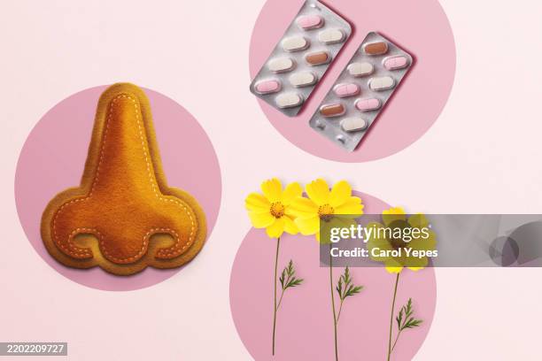 spring allergy concept.paper craft flowers and medical pills in pink - allergie photos et images de collection