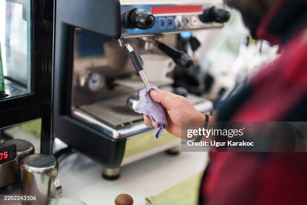 barista reinigt den milchaufschäumstab der kaffeemaschine. - milchaufschäumer stock-fotos und bilder
