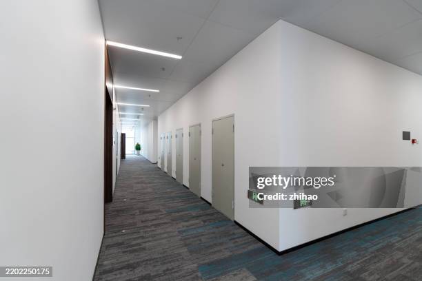 modern office hallway with carpeted floor and white walls - building storey stock pictures, royalty-free photos & images