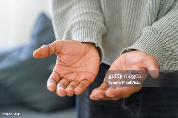 persona que muestra las manos abiertas, ofreciendo o recibiendo algo - generosidad fotografías e imágenes de stock