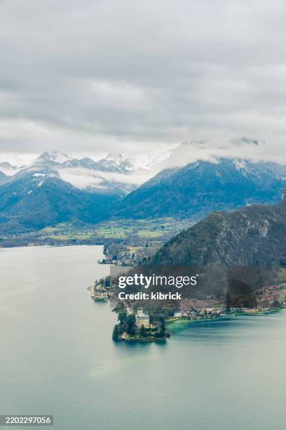 vue sur le lac d'annecy en hiver - french alps stock pictures, royalty-free photos & images