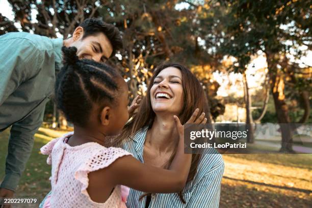 famille multiraciale avec des enfants adoptifs passant du temps ensemble au parc - adoption photos et images de collection