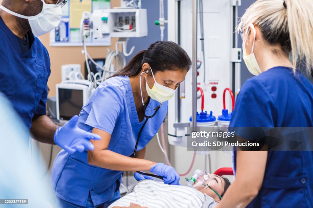 Sala de Urgencias del Hospital: Equipo Médico Diverso Atendiendo al Paciente