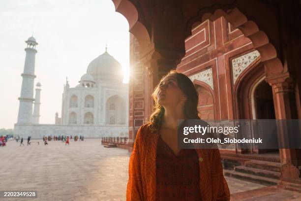 mulher explorando taj mahal ao nascer do sol, índia - salwar kameez - fotografias e filmes do acervo