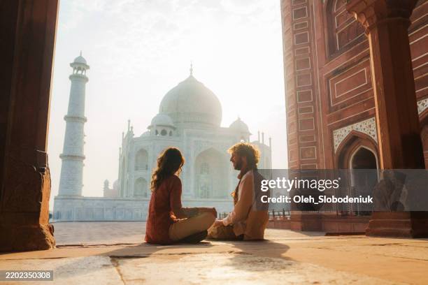 mann und frau in der nähe des taj mahal während einer reise nach indien - tadsch mahal stock-fotos und bilder