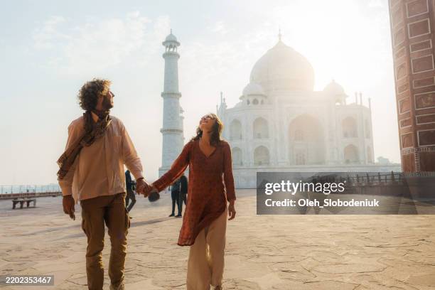 hombre y mujer cerca del taj mahal durante un viaje a la india - agra fotografías e imágenes de stock