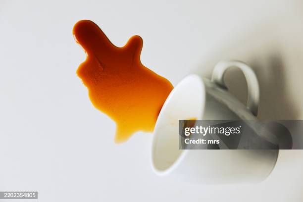 spilled coffee - knoeien stockfoto's en -beelden
