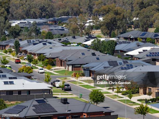 casas suburbanas muy juntas - complejo de viviendas fotografías e imágenes de stock