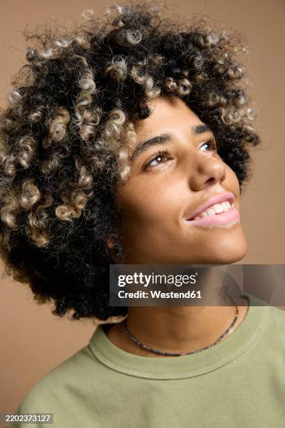 happy woman with vitiligo against beige background - mèche colorée photos et images de collection