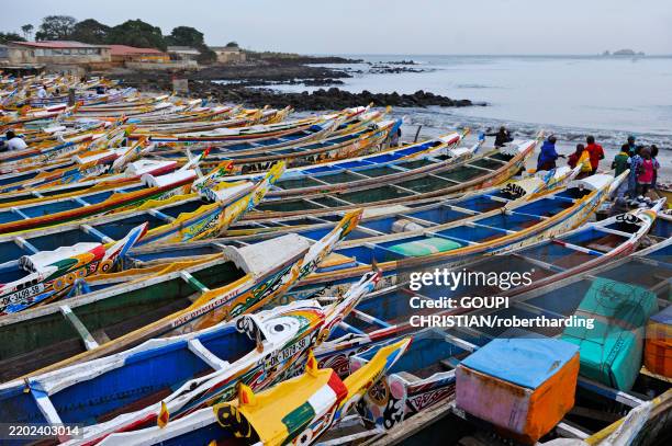 fishing dugout boats at soumbedioun, dakar, senegal, west africa - dakar stockfoto's en -beelden