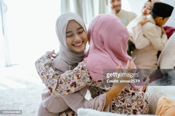 eid-segen: ein herzerwärmendes familienporträt über hari raya aidilfitri - eid stock-fotos und bilder