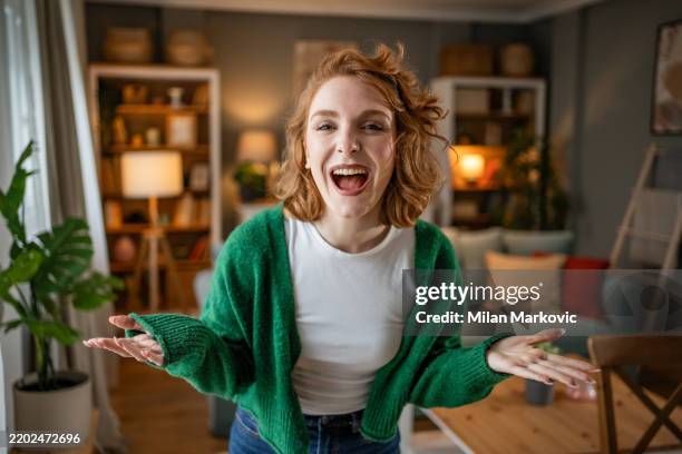 mujer joven que muestra emoción y felicidad en casa - boca abierta fotografías e imágenes de stock