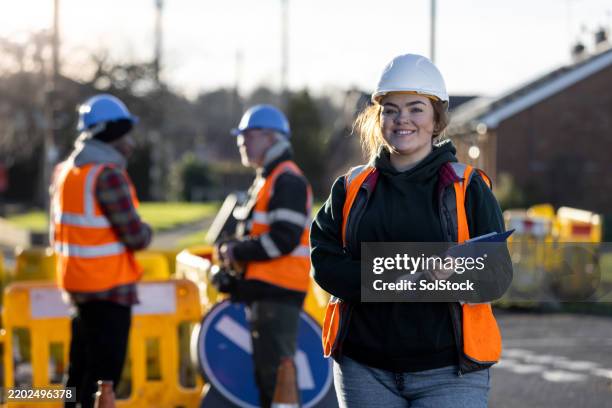 women in street maintenance - woman hi vis stock pictures, royalty-free photos & images