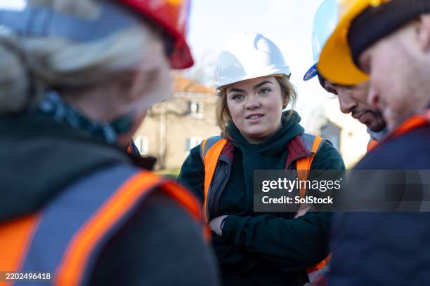 journée de travail chargée pour l’équipe d’entretien des rues - voie urbaine photos et images de collection