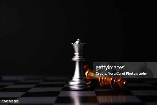 gold and silver colored chess king pieces checkmate - échiquier photos et images de collection