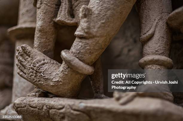 rani ki vav sculpture feet anklets detail - indian ankle bracelets stock pictures, royalty-free photos & images