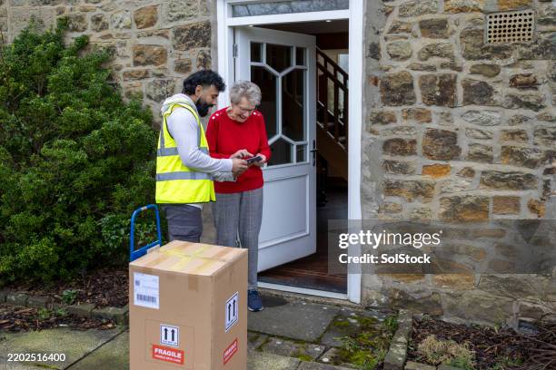 confirming delivery for new package - express delivery stock pictures, royalty-free photos & images