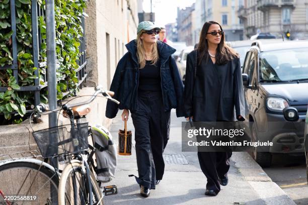 Guest wears on the left a light blue baseball hat, a denim bomber, a black sweater, v trousers, a Louis Vuitton bag and black leather shoes and on...