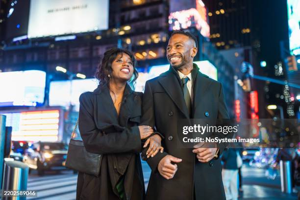 couple élégant se rendant au théâtre le soir de times square, nyc - date night romance photos et images de collection