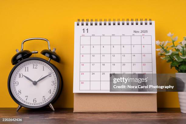 november 2025 desk calendar - tischkalender stock-fotos und bilder