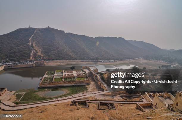 aerial view of maota lake and garden, amer fort - defensive wall stock pictures, royalty-free photos & images