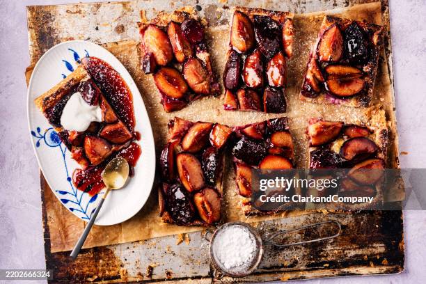 spiced plum and marzipan tart - vlaai stockfoto's en -beelden