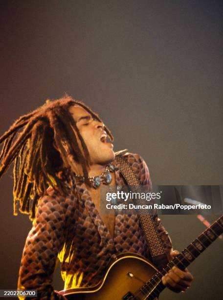 Lenny Rapping 748 Lenny Kravitz Performs In London Stock Photos, High-Res Pictures ...
