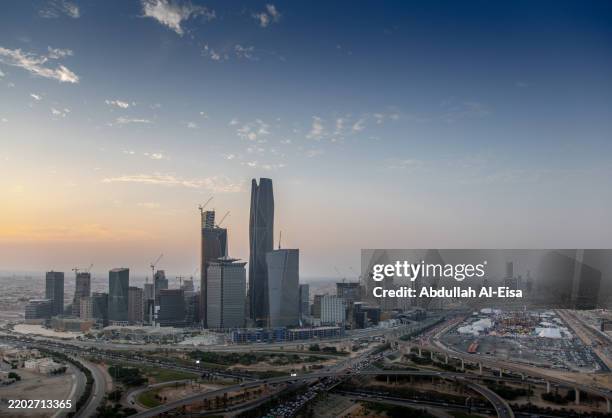 riyadh kafd at sunset - riyad photos et images de collection