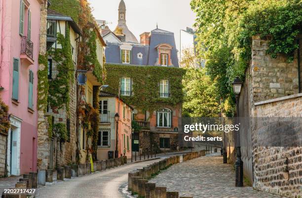 encantadora rue de l'abreuvoir: la joya histórica de montmartre en parís, francia - villa asentamiento humano fotografías e imágenes de stock