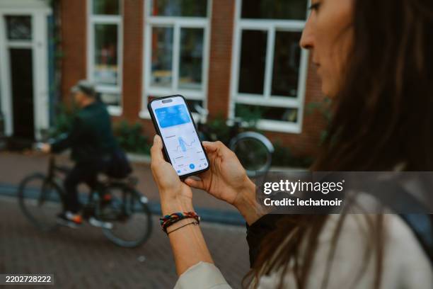 checking ebanking apps on the go - financieel item stockfoto's en -beelden
