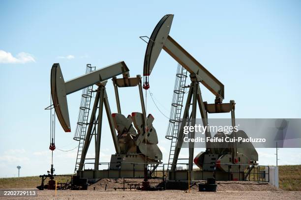 pumpjack at williston, usa - petróleo fotografías e imágenes de stock