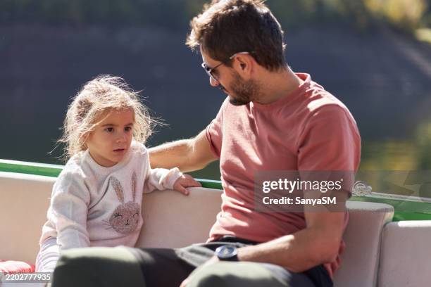 father and daughter discussing something - verlegen stockfoto's en -beelden
