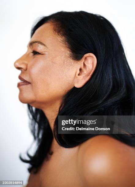profil latéral de la femme mûre avec un doux sourire - mature profile photos et images de collection