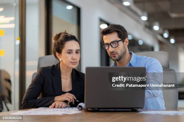 future business planning with data-driven insights. a male project leader works with a diverse female team in a high-tech office, discussing finance, strategy, and innovation. corporate leadership, collaboration, and digital transformation in action. - risicomanagement stockfoto's en -beelden
